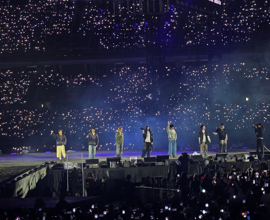 Concert crowd with purple lightsticks